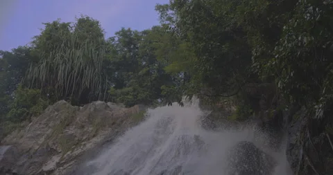 Waterfall Close Up in Koh Samui, Thailand. Sensation of freedom in 4K Vidéo 130401034