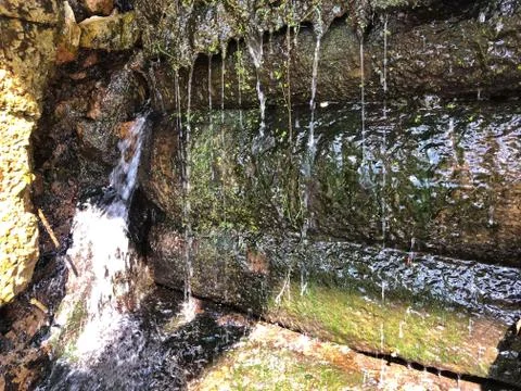 Waterfall on a dam with large logs Stock-Fotos