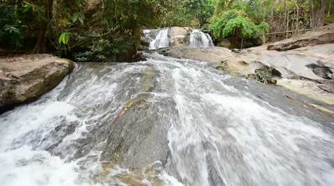 Waterfall in the deep forest Vidéo 67862746