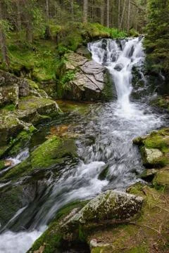 Waterfall in deep forest at mountains Stock-Fotos
