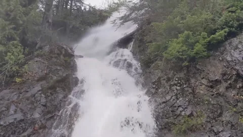 Waterfall on the dirt road 2 Vídeo Stock 178061902