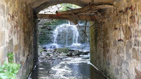 Waterfall Down under old stone bridge in Mensola Creek (Florence) Vídeos de archivo 88576065