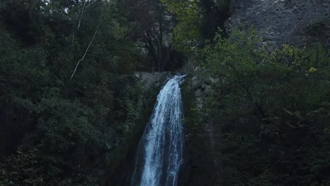 Waterfall in the dusk Stockbeeldmateriaal 148110106