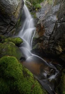 Waterfall falling between large Granitic Rocks Foto stock