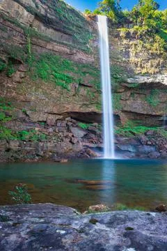 Waterfall falling streams from mountain top with reflection from different pe Stock-Fotos
