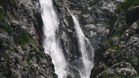 Waterfall flowing down the rocky mountain Vídeo Stock 114195066
