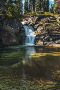 Waterfall flowing into a pond. Foto stock