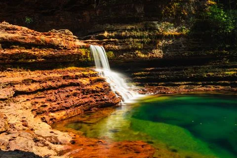 Waterfall flowing streams falling from mountain top in green forests at morni Foto stock
