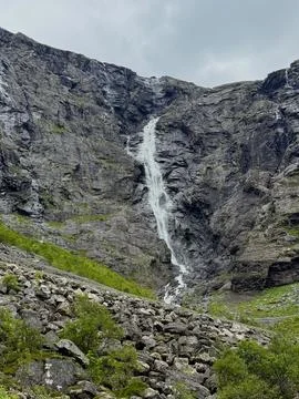 The waterfall flows down from Mount Trollstigen. Foto stock