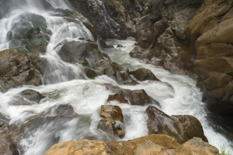 Waterfall flows down the mountain Foto stock