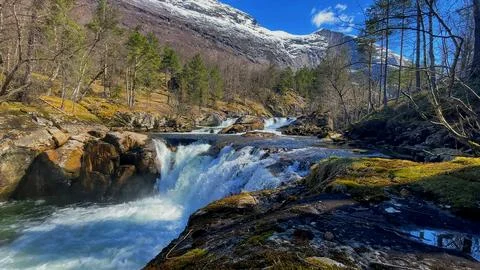 The waterfall flows down from the mountains into streams Foto stock