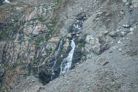 The waterfall flows down from the rock Stock-Fotos