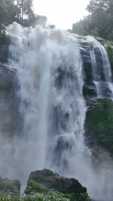 Waterfall in the forest that flows strongly during the rainy season.  스톡 동영상 310039890