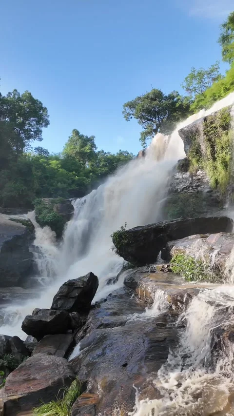 Waterfall in the forest that flows strongly during the rainy season.  스톡 동영상 310039902