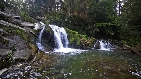 Waterfall in forest 库存影片 81627294