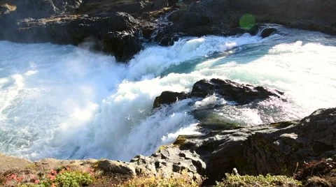 Waterfall with heavy flow and spray 库存影片 68539410