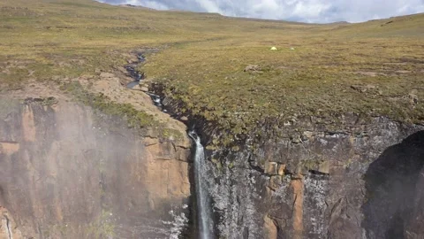 Waterfall at high cliff Vídeo Stock 231016308