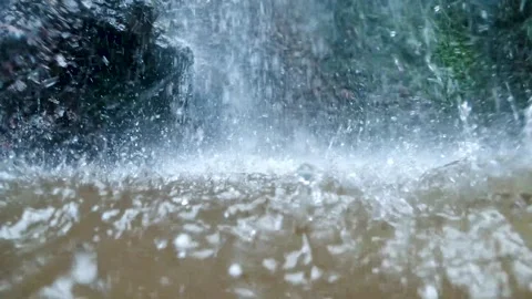 Waterfall hits surface with rock and muddy background slow speed Vidéo 152443042