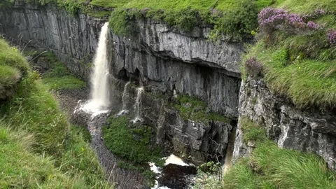 Waterfall Inside Pothole - Hull Pot Pen-y-ghent 動画素材 137877443