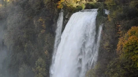 Waterfall of the marmore, Italy. Marmore fall in autumn. autumnal foliage. Vidéo 166019243