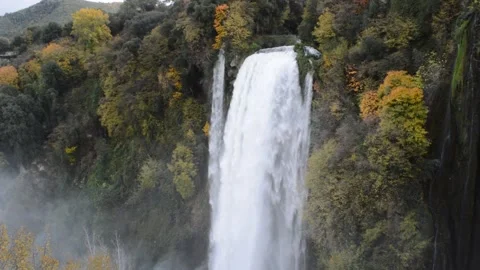 Waterfall of the marmore, Italy. Marmore fall in autumn. autumnal foliage. Vidéo 166019329