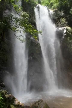 Waterfall mork fa Stock Photos