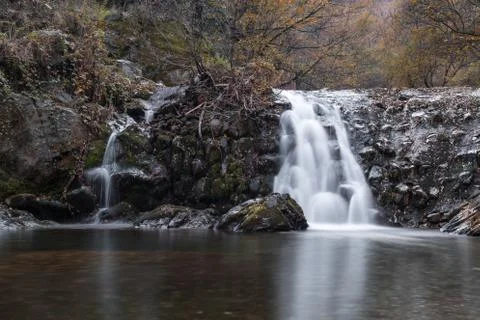 Waterfall in the mountain river Foto stock