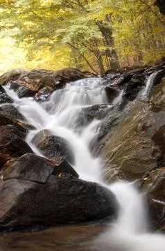 Waterfall on mountain river with rocks Stock-Fotos