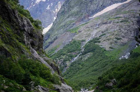 Waterfall in the mountain valley Stock-Fotos