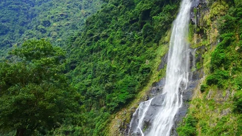 Waterfall in the mountain. WuLai District, New Taipei City, Taiwan. 스톡 동영상 142345221