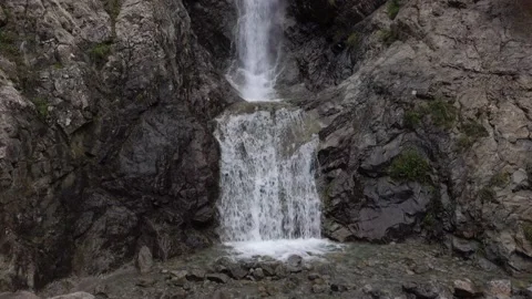 Waterfall in the mountains Vídeo Stock 138867822