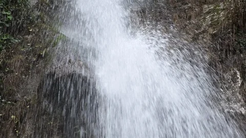 Waterfall in mountains in slow motion, high speed reel. Vidéo 103105227