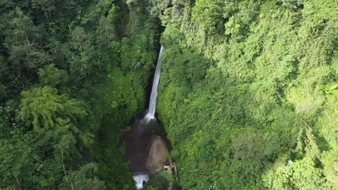 Waterfall orbit left Stockbeeldmateriaal 329883969