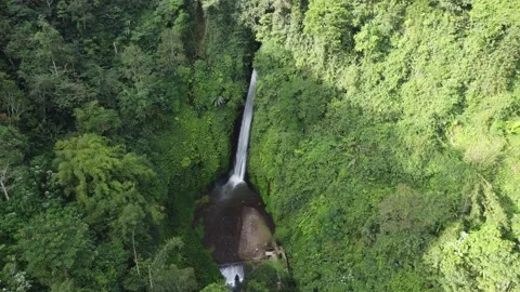 Waterfall orbit left take 2 Vídeo Stock 329883900