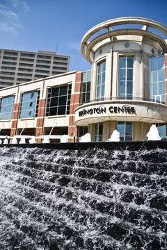 Waterfall outside the white building called the Lexington Center Foto stock