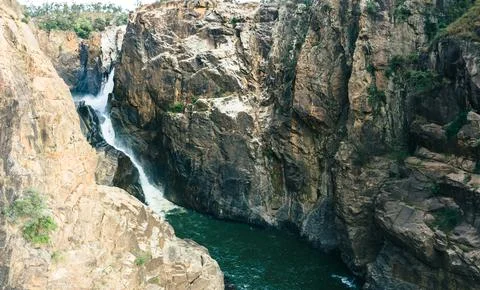 Waterfall over the side of a gorge into the Herbert River 스톡 사진