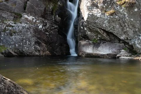 Into the waterfall Stockfoto's