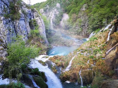 Waterfall in Plitvice lake, Cascading Through Lush Green Forest and Rocky Cliffs Foto stock