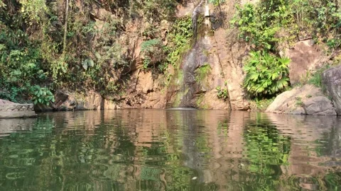 Waterfall with a pond in Peru Vidéo 282473551