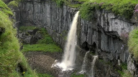 Waterfall In Pothole - Hull Pot Pen-y-ghent 動画素材 137877480