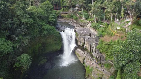 Waterfall pull out reveal Vídeo Stock 329892948