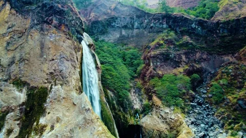 Waterfall at Rinjani Mountain 스톡 동영상 288841128