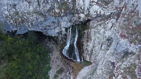 WATERFALL FROM A ROCK IN A MOUNTAINOUS AREA Vídeo Stock 185974614
