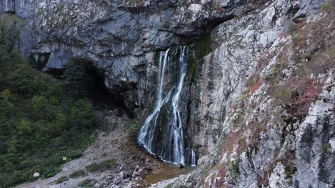 WATERFALL FROM A ROCK IN A MOUNTAINOUS AREA Vídeo Stock 185992722
