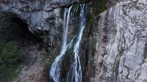 WATERFALL FROM A ROCK IN A MOUNTAINOUS AREA Vídeo Stock 185993785