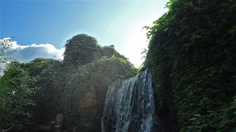 Waterfall on the rock in the sunlight Vidéo 55316188