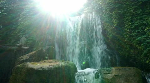 Waterfall on the rock in the sunlight 库存影片 55316204
