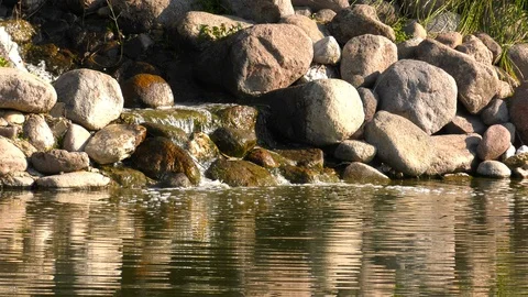 Waterfall from Rocks Видео 102878439