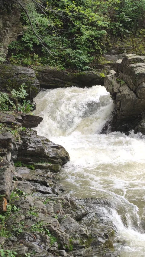 Waterfall in the rocks 스톡 동영상 226653035