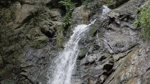 Waterfall into the rocks - slow motion Video stock 75956629